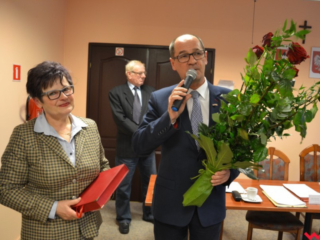 Teresa Zmuda już na emeryturze. Burmistrz z  przewodniczącym podziękowali jej za pracę