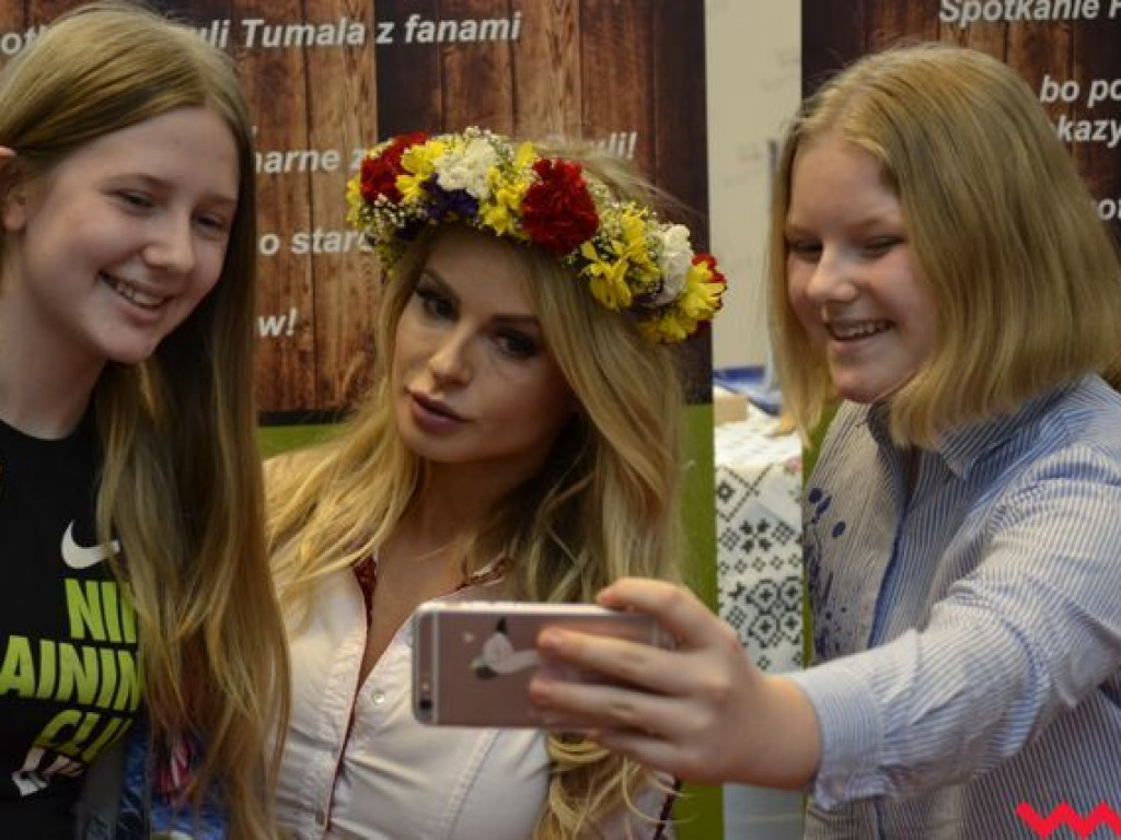 Spotkanie Pauli Tumali z fanami w Galerii Karuzela
