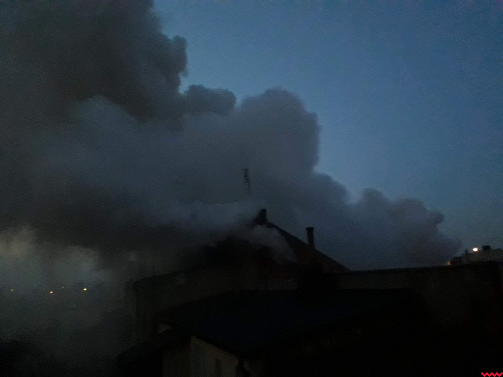 Kłęby dymu nad Miłosławiem. Pali się budynek gospodarczy