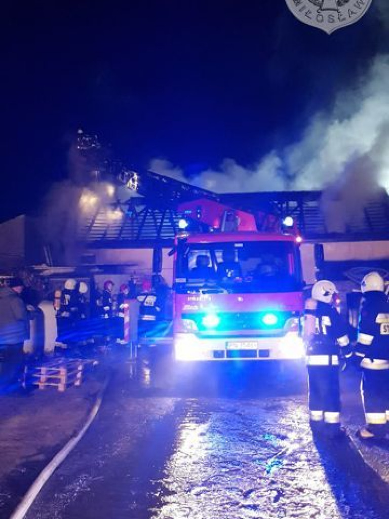 Kłęby dymu nad Miłosławiem. Pali się budynek gospodarczy