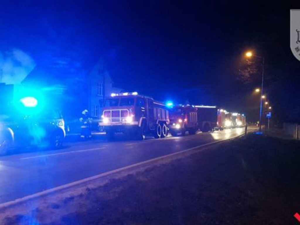 Kłęby dymu nad Miłosławiem. Pali się budynek gospodarczy