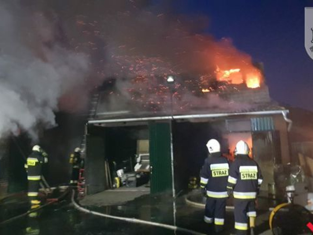 Kłęby dymu nad Miłosławiem. Pali się budynek gospodarczy