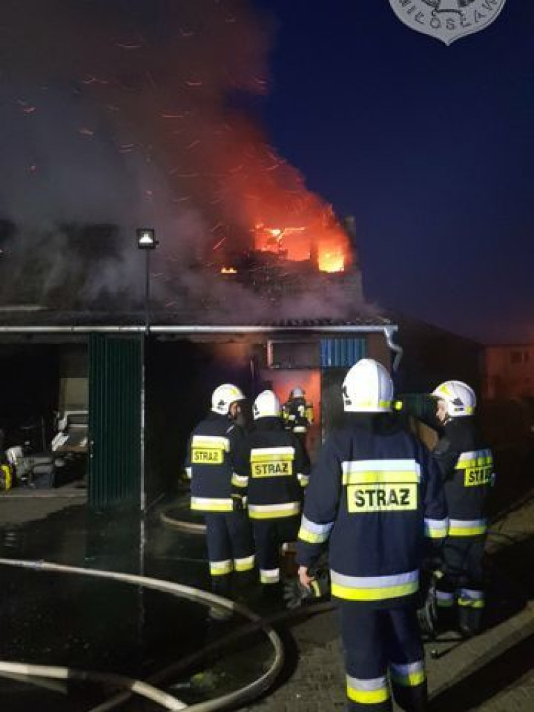 Kłęby dymu nad Miłosławiem. Pali się budynek gospodarczy