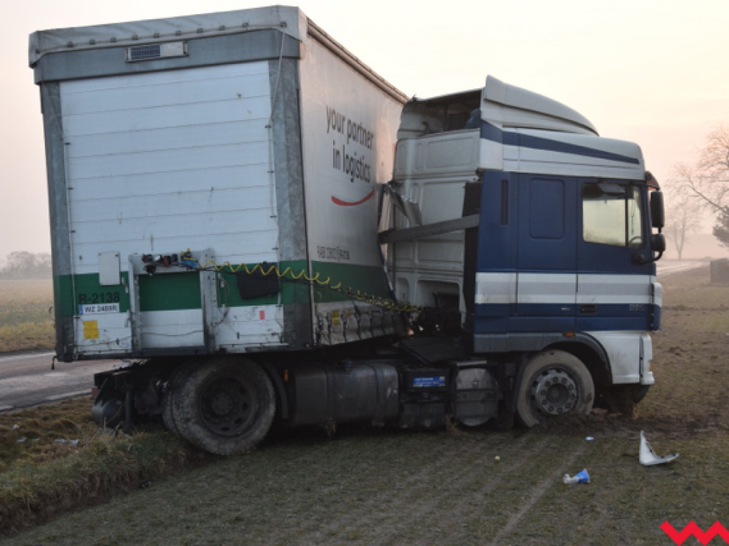 Kierowca tira wpadł w poślizg na drodze pokrytej lodem. Zachowajcie ostrożność w mroźny poranek!
