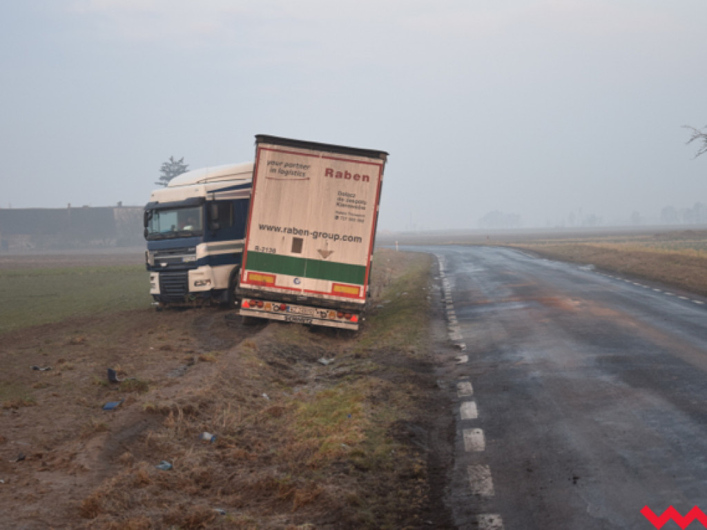 Kierowca tira wpadł w poślizg na drodze pokrytej lodem. Zachowajcie ostrożność w mroźny poranek!
