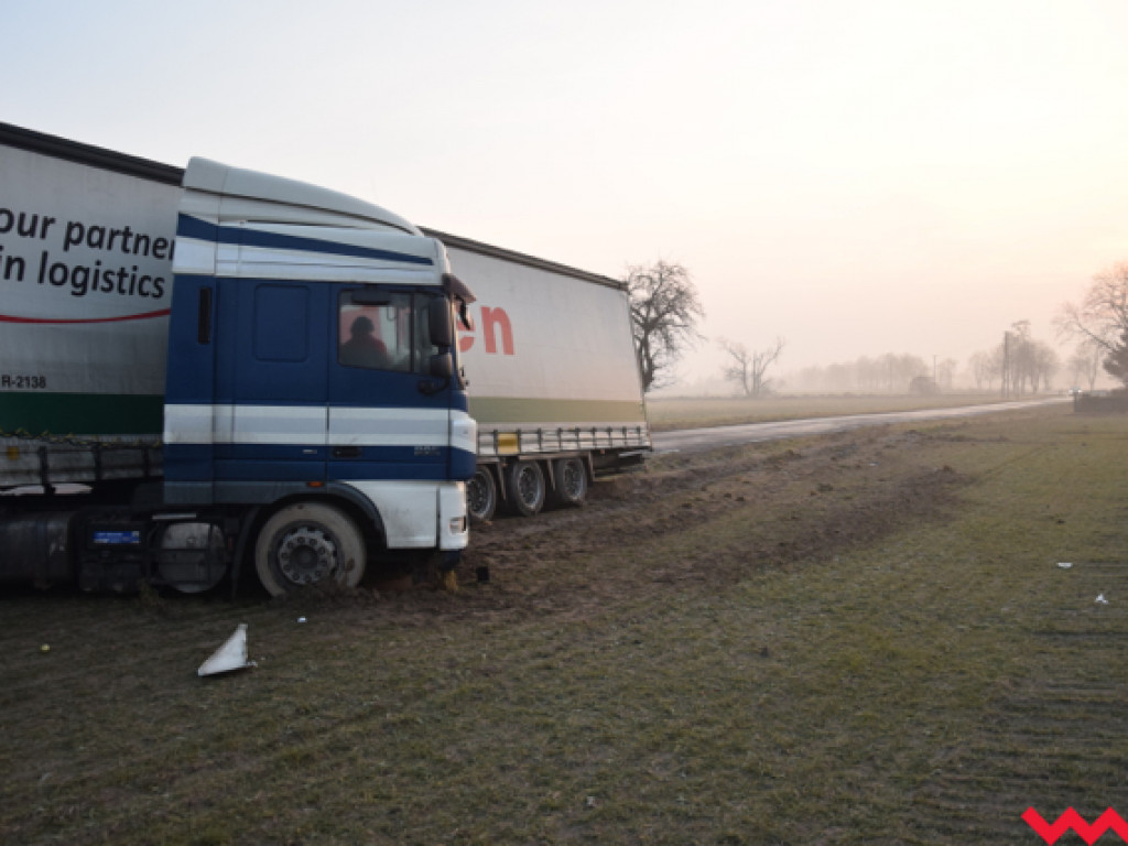 Kierowca tira wpadł w poślizg na drodze pokrytej lodem. Zachowajcie ostrożność w mroźny poranek!