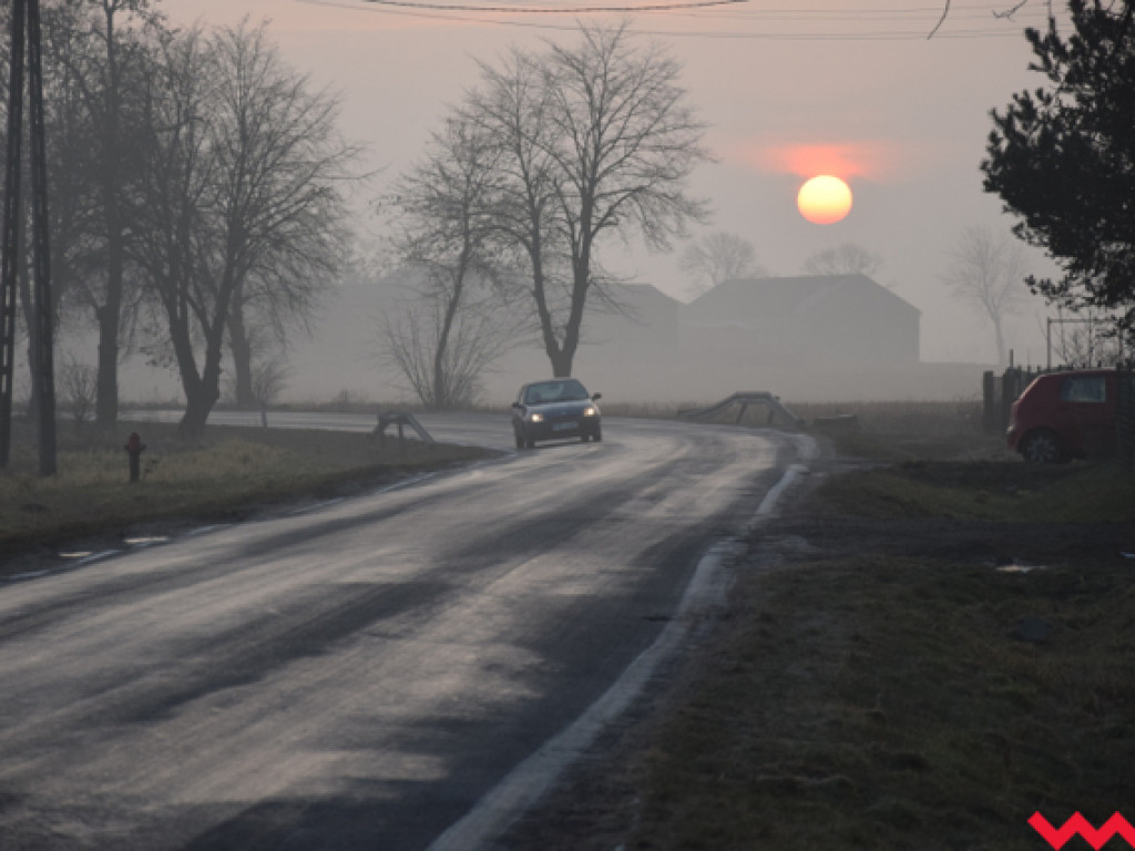 Kierowca tira wpadł w poślizg na drodze pokrytej lodem. Zachowajcie ostrożność w mroźny poranek!