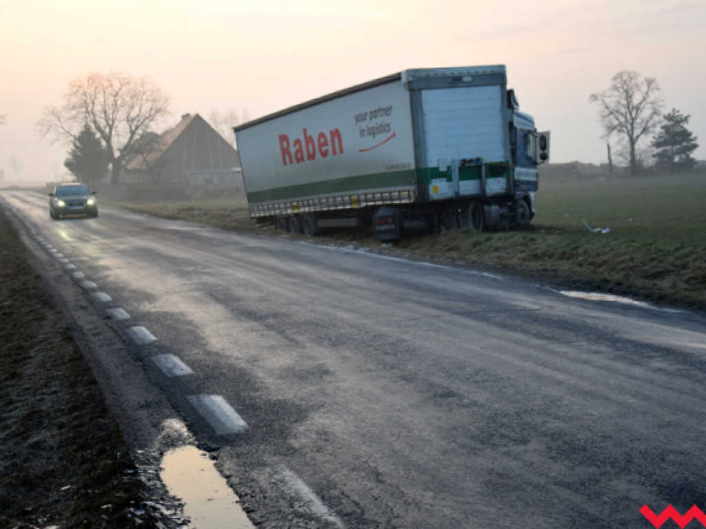 Kierowca tira wpadł w poślizg na drodze pokrytej lodem. Zachowajcie ostrożność w mroźny poranek!