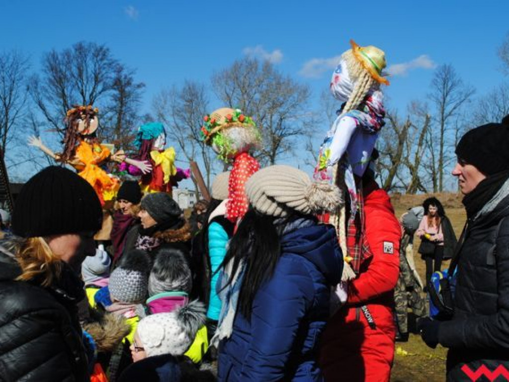 Dzieci spaliły złe Śmiercichy. Na grzybowskim grodzie powitano wiosnę!