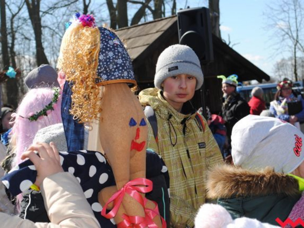 Dzieci spaliły złe Śmiercichy. Na grzybowskim grodzie powitano wiosnę!