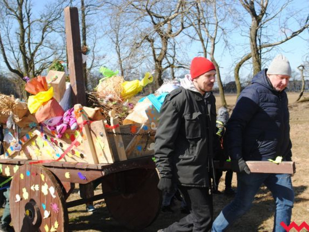 Dzieci spaliły złe Śmiercichy. Na grzybowskim grodzie powitano wiosnę!