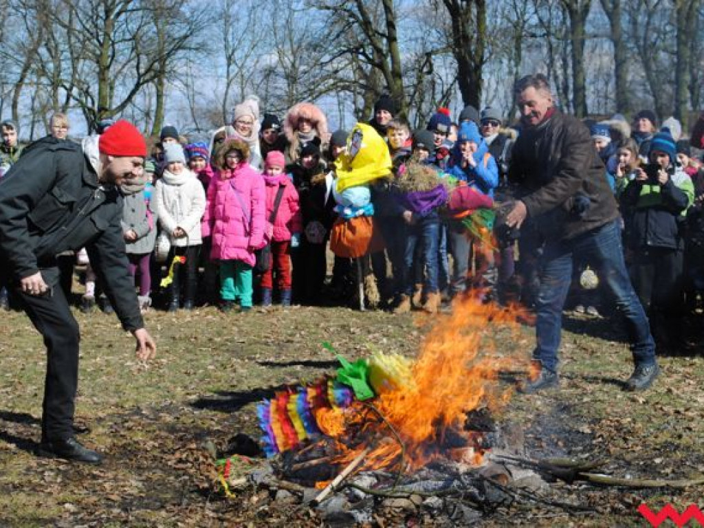 Dzieci spaliły złe Śmiercichy. Na grzybowskim grodzie powitano wiosnę!