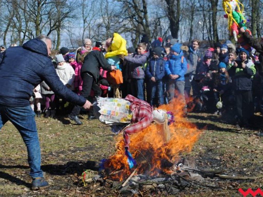 Dzieci spaliły złe Śmiercichy. Na grzybowskim grodzie powitano wiosnę!