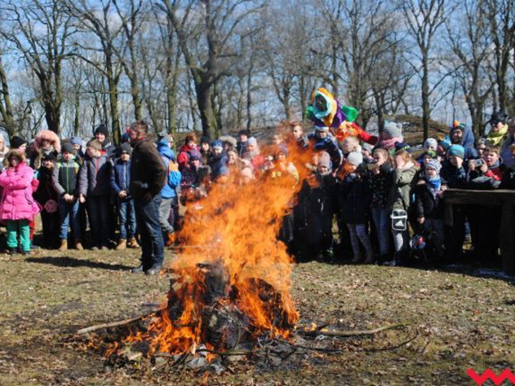 Dzieci spaliły złe Śmiercichy. Na grzybowskim grodzie powitano wiosnę!