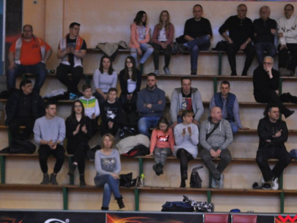 Pierwszy krok siatkarzy APP Krispol w kierunku podium. Po wyrównanej walce wrześnianie wygrywają spotkanie otwierające rywalizację (galeria)
