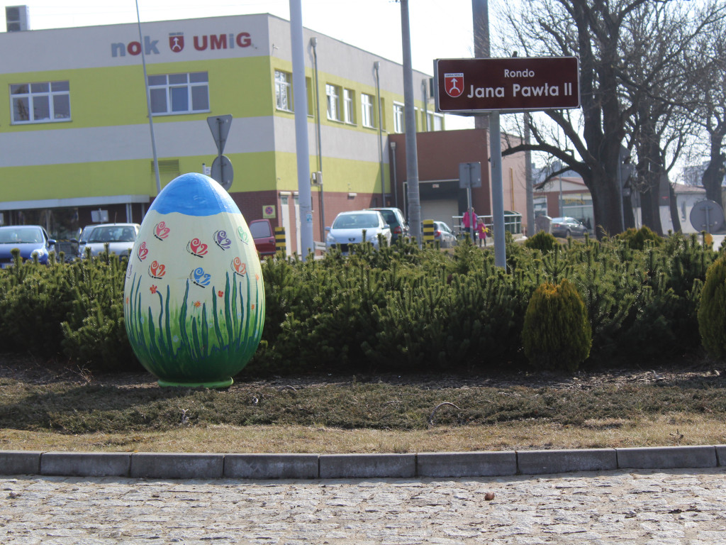 Kolorowe jaja i drewniane zające na ulicach. Nekla przygotowana na Wielkanocne Święta
