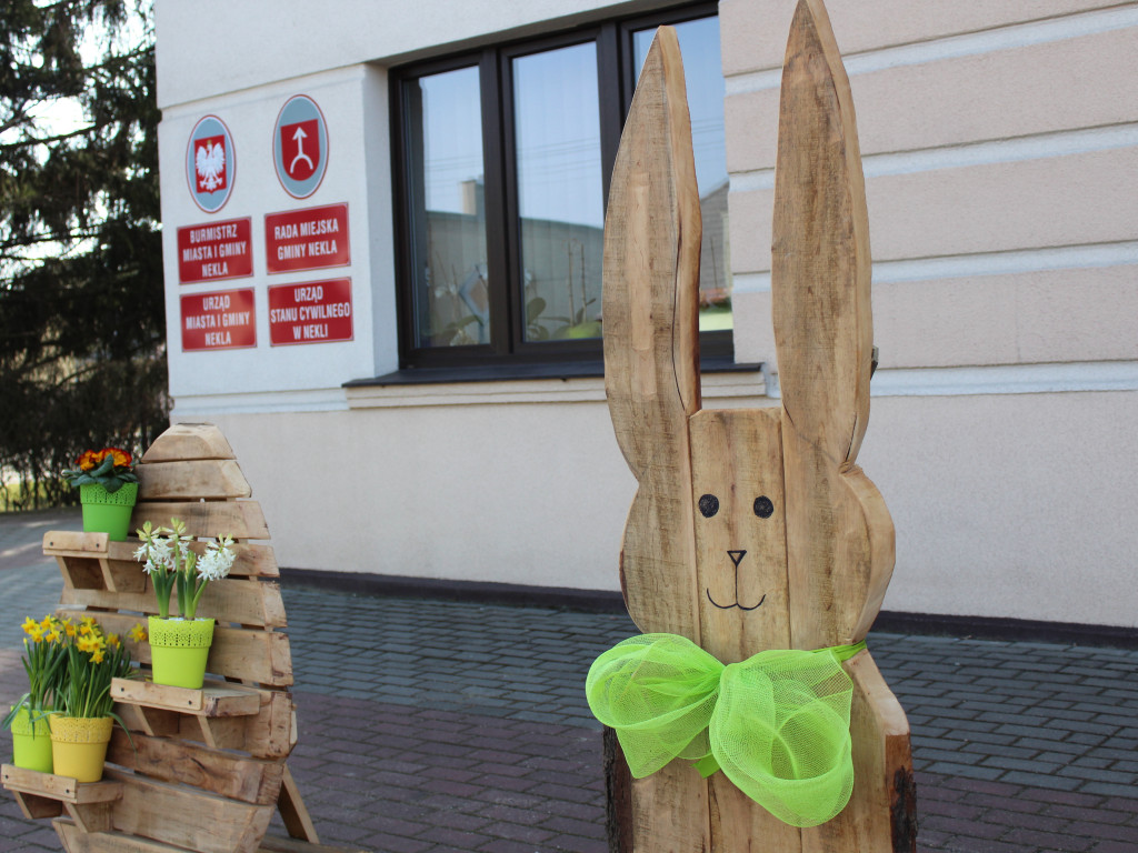 Kolorowe jaja i drewniane zające na ulicach. Nekla przygotowana na Wielkanocne Święta
