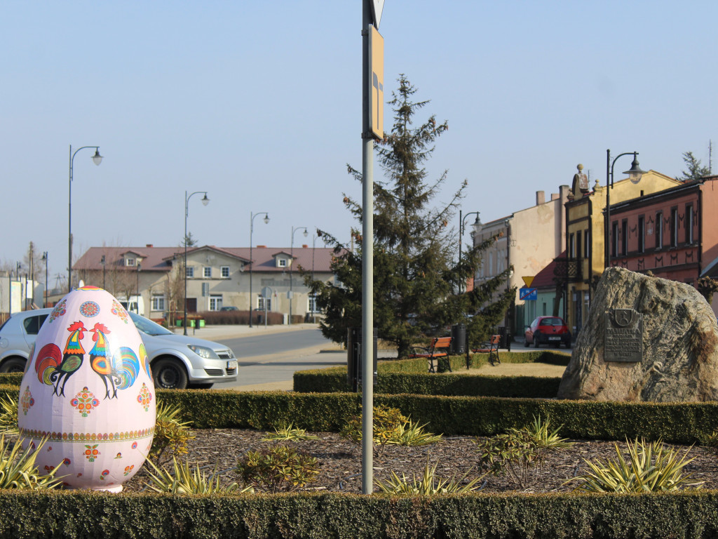 Kolorowe jaja i drewniane zające na ulicach. Nekla przygotowana na Wielkanocne Święta