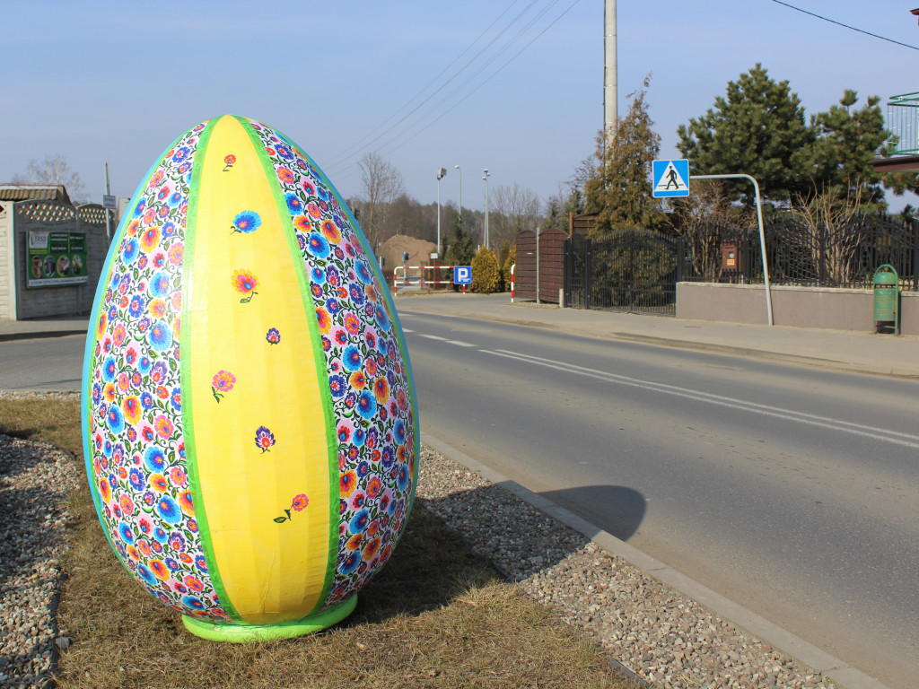 Kolorowe jaja i drewniane zające na ulicach. Nekla przygotowana na Wielkanocne Święta