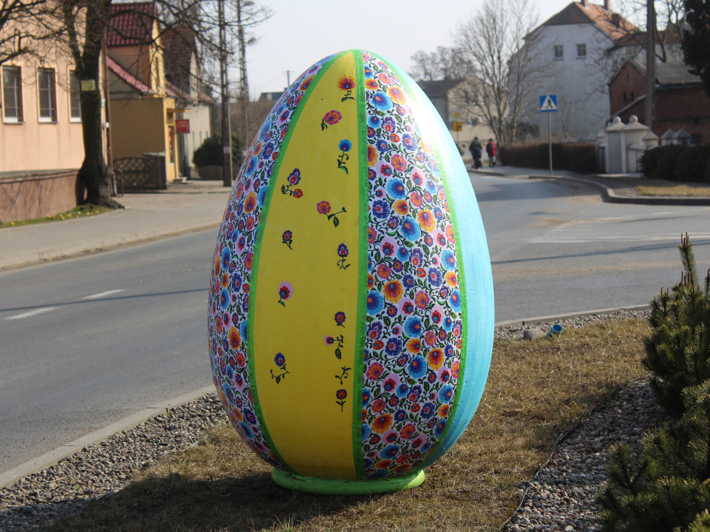 Kolorowe jaja i drewniane zające na ulicach. Nekla przygotowana na Wielkanocne Święta