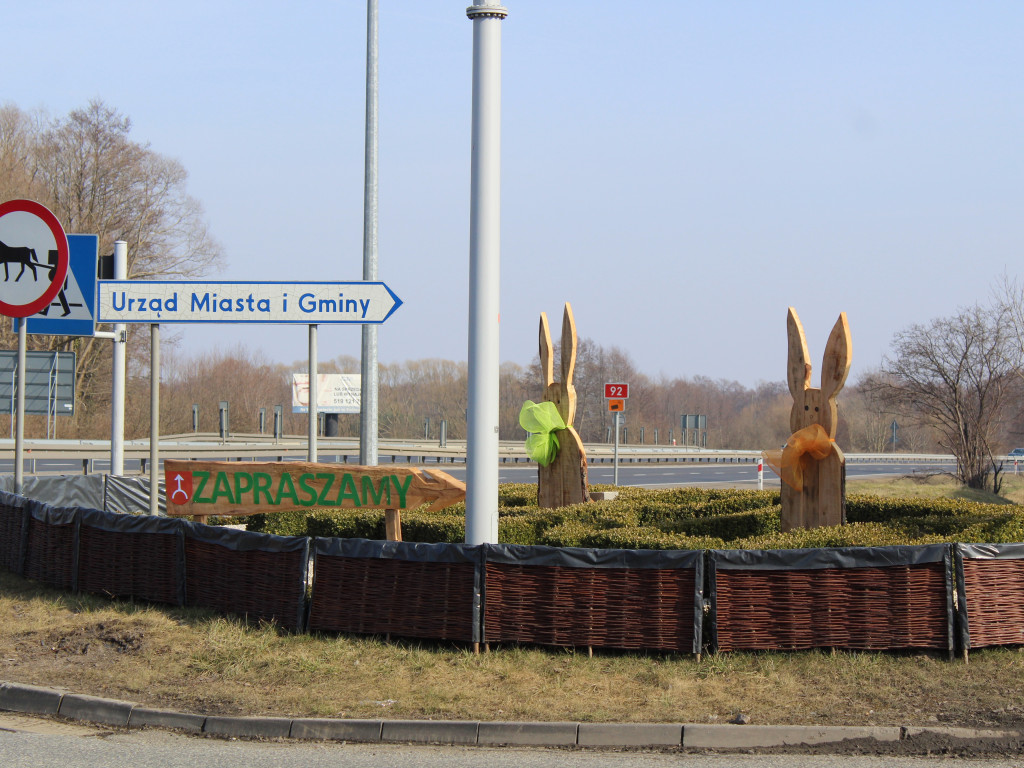 Kolorowe jaja i drewniane zające na ulicach. Nekla przygotowana na Wielkanocne Święta