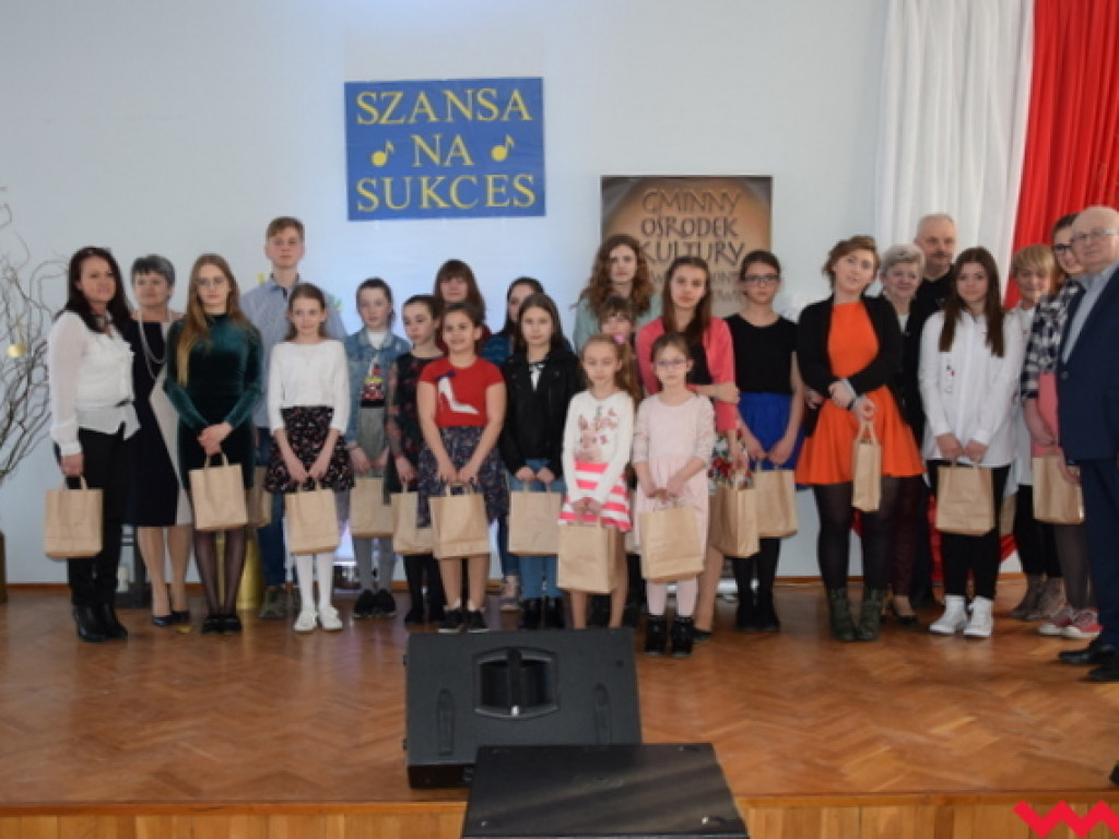 Młodzież pokazała umiejętności wokalne na przedświątecznej „Szansie na sukces”