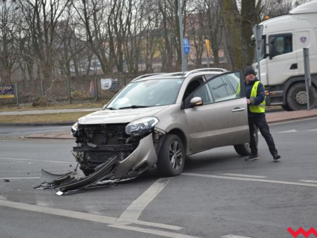 Zderzenie dwóch osobówek zakorkowało skrzyżowanie