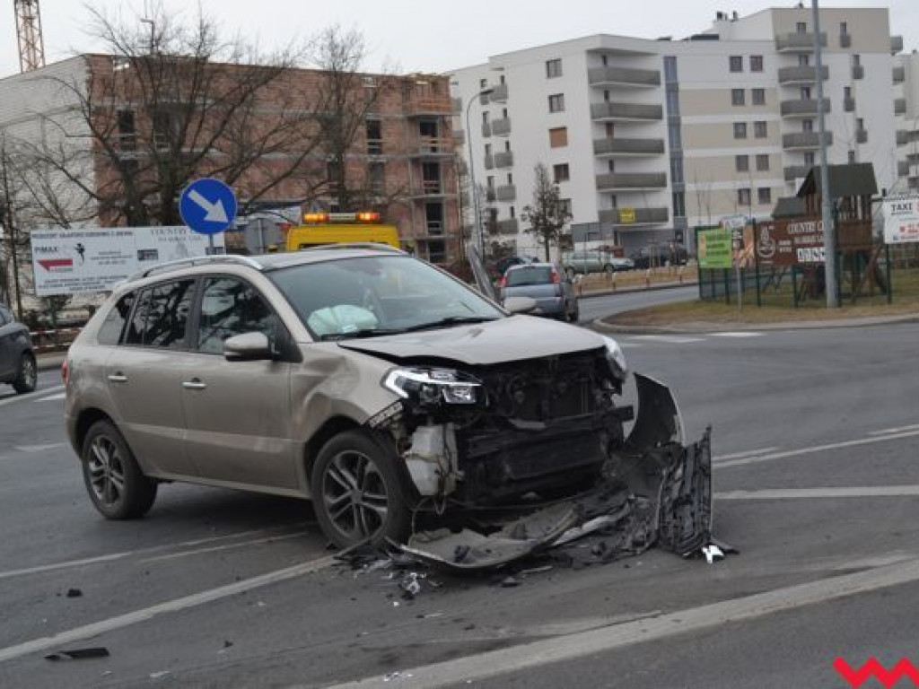 Zderzenie dwóch osobówek zakorkowało skrzyżowanie