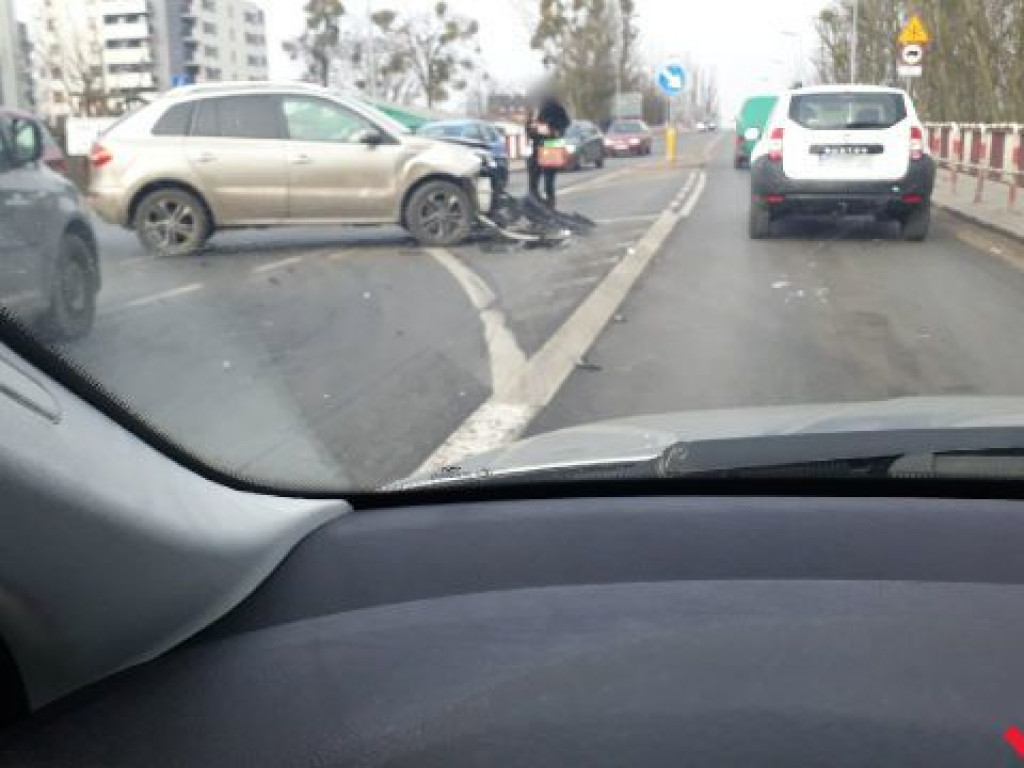 Zderzenie dwóch osobówek zakorkowało skrzyżowanie
