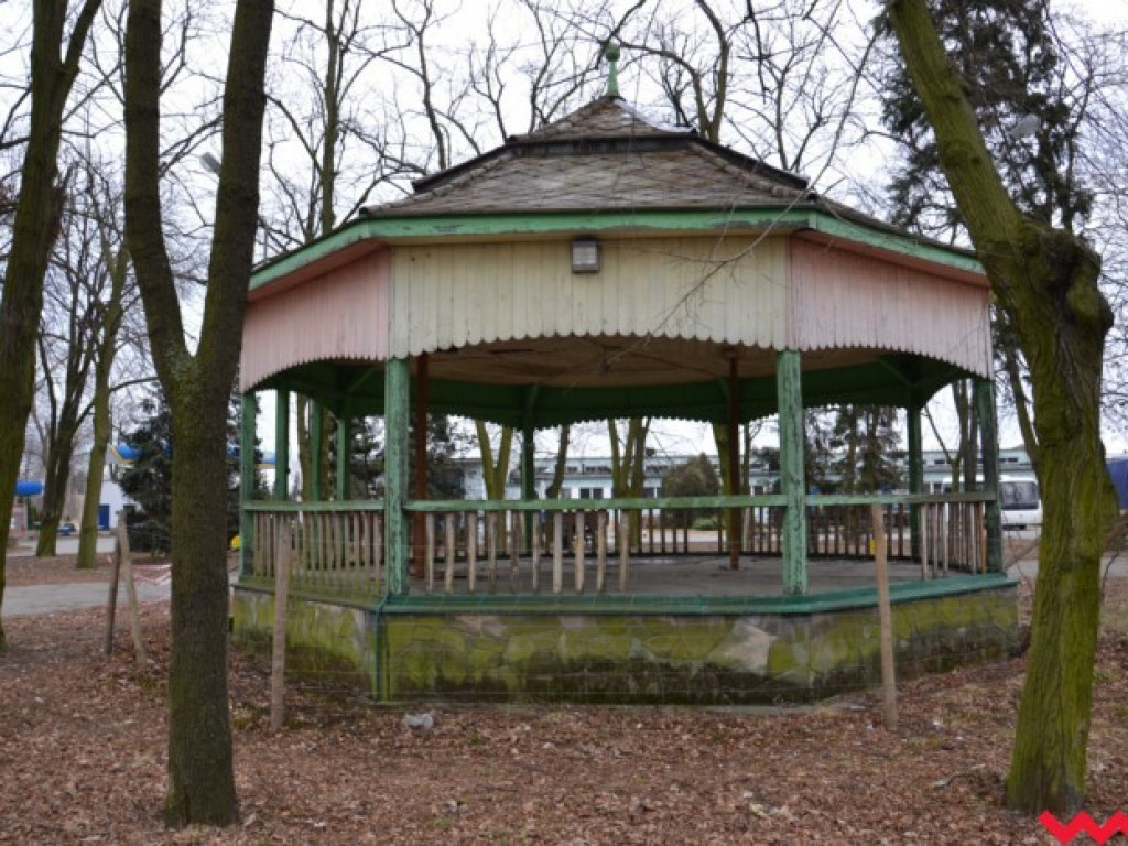 Projekt Września chce otworzyć park LOK-u dla mieszkańców, a konserwator zabytków nakazuje remont altany