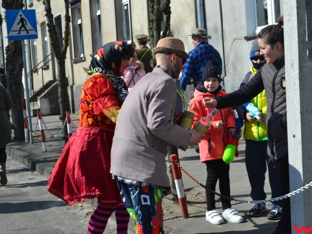 Śmigus-dyngus z niedźwiedziem. Przebierańcy opanowali ulice Czerniejewa