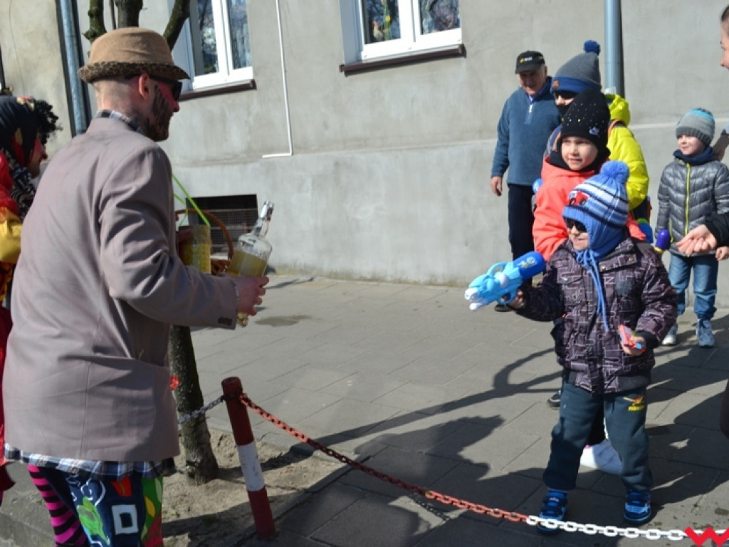 Śmigus-dyngus z niedźwiedziem. Przebierańcy opanowali ulice Czerniejewa