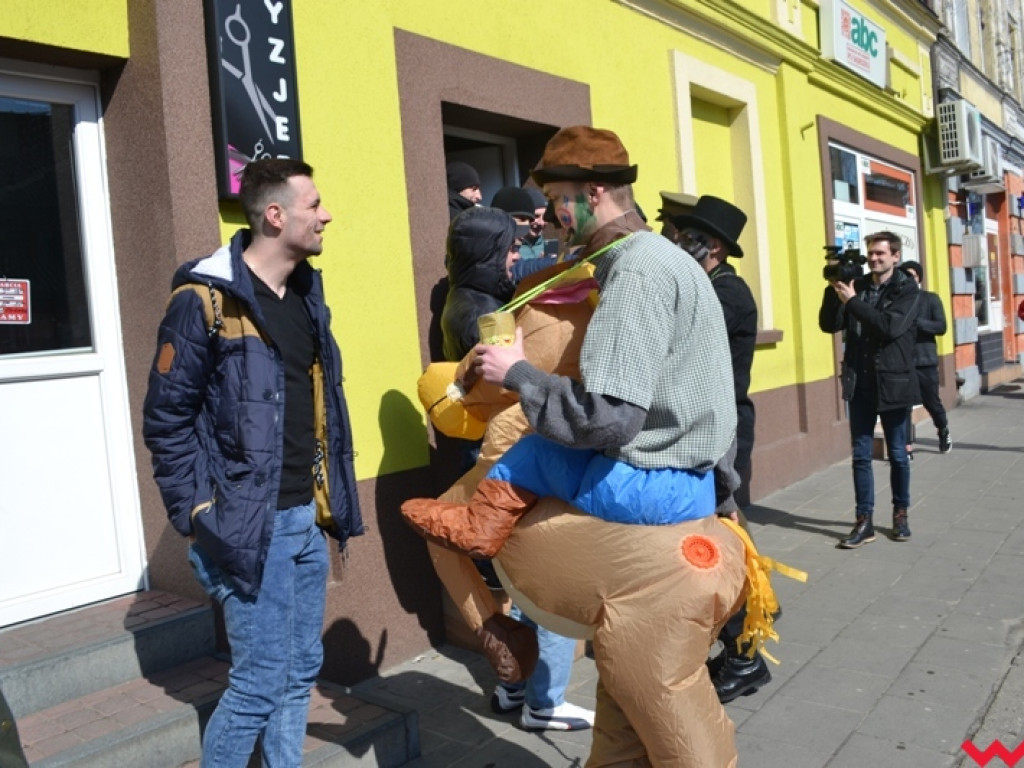 Śmigus-dyngus z niedźwiedziem. Przebierańcy opanowali ulice Czerniejewa