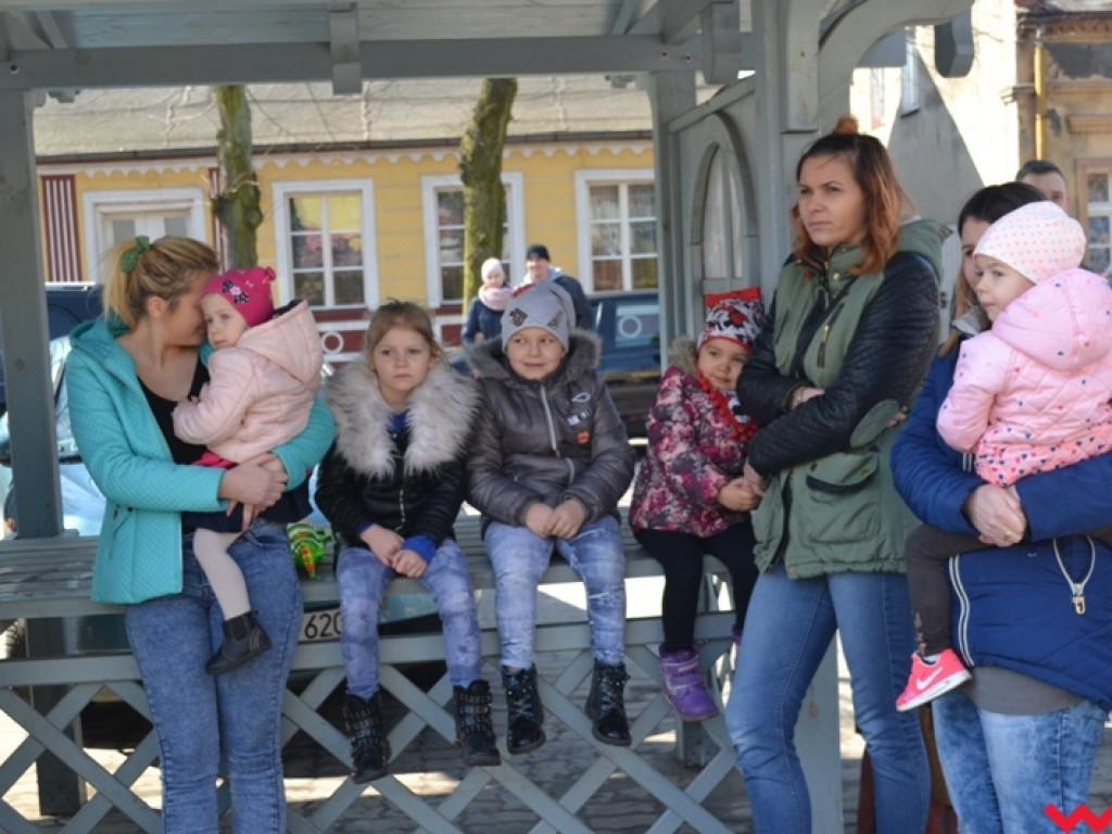 Śmigus-dyngus z niedźwiedziem. Przebierańcy opanowali ulice Czerniejewa