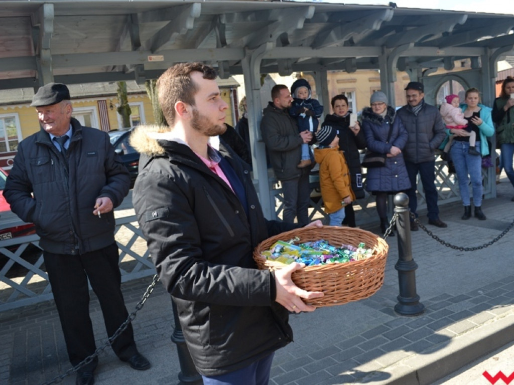 Śmigus-dyngus z niedźwiedziem. Przebierańcy opanowali ulice Czerniejewa