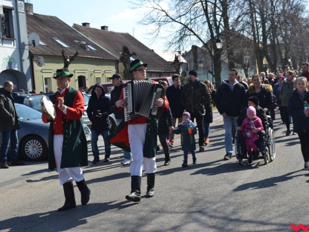 Śmigus-dyngus z niedźwiedziem. Przebierańcy opanowali ulice Czerniejewa
