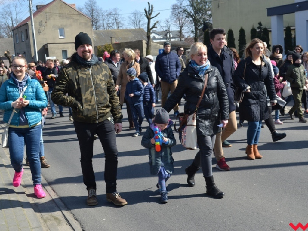 Śmigus-dyngus z niedźwiedziem. Przebierańcy opanowali ulice Czerniejewa