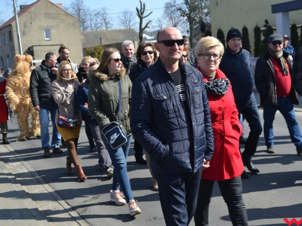 Śmigus-dyngus z niedźwiedziem. Przebierańcy opanowali ulice Czerniejewa