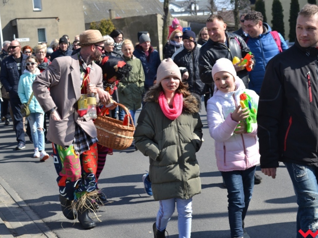 Śmigus-dyngus z niedźwiedziem. Przebierańcy opanowali ulice Czerniejewa