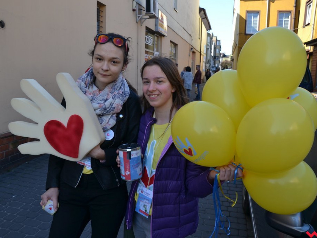 Kwiaty, balony i uśmiechy w zamian za datki na hospicjum