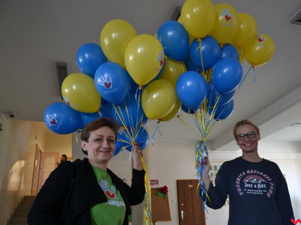 Kwiaty, balony i uśmiechy w zamian za datki na hospicjum