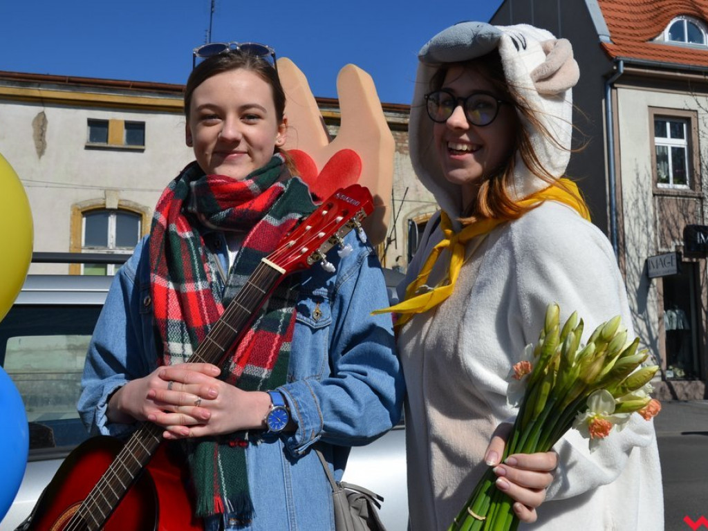Kwiaty, balony i uśmiechy w zamian za datki na hospicjum