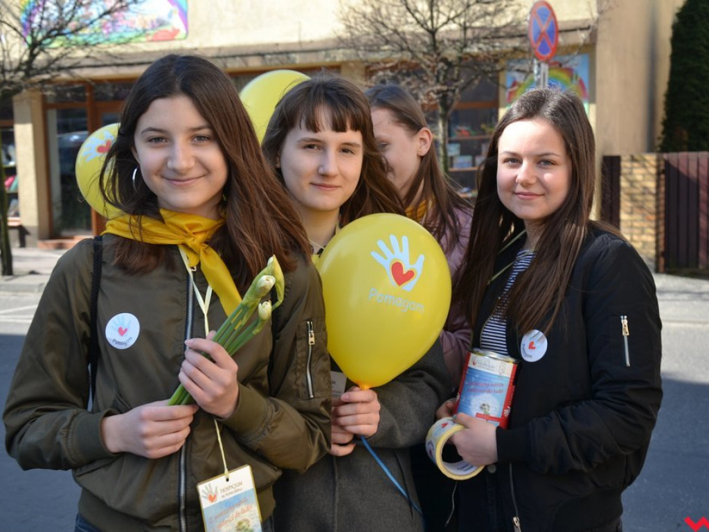 Kwiaty, balony i uśmiechy w zamian za datki na hospicjum