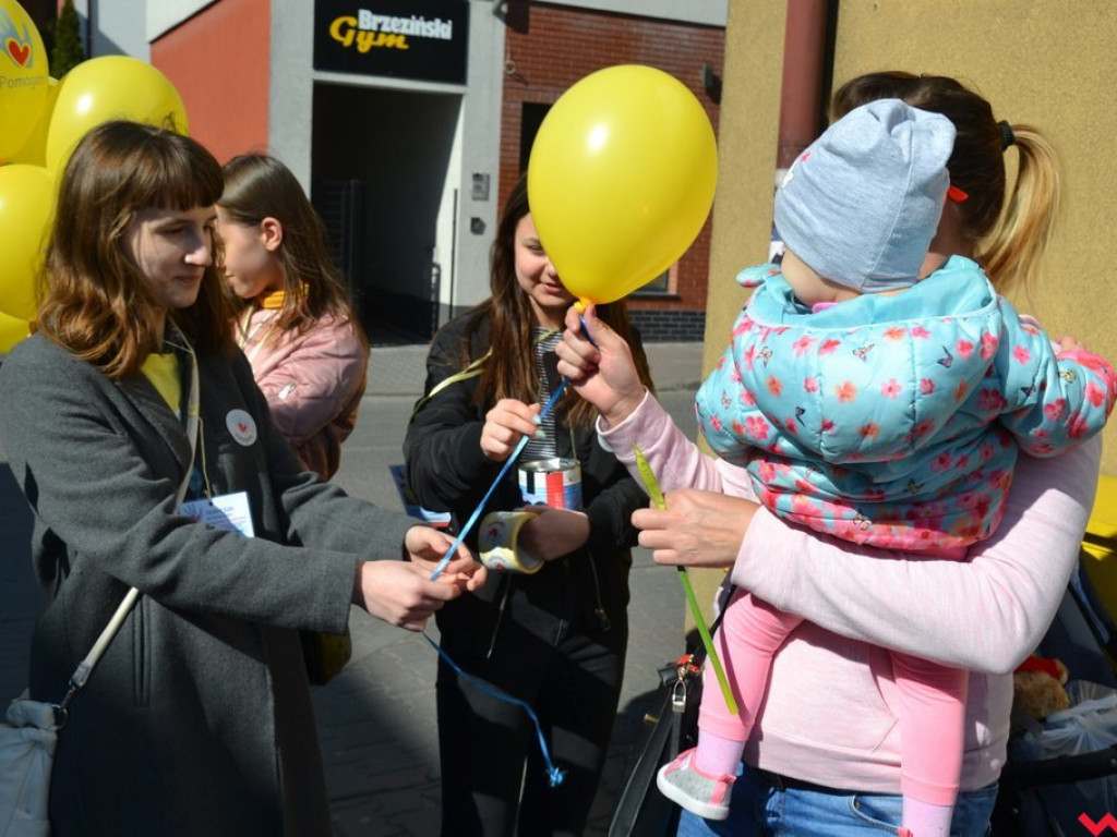 Kwiaty, balony i uśmiechy w zamian za datki na hospicjum