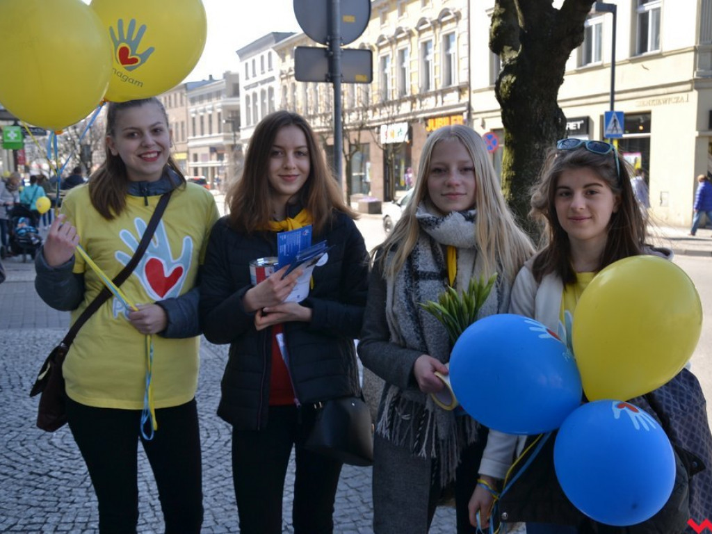 Kwiaty, balony i uśmiechy w zamian za datki na hospicjum