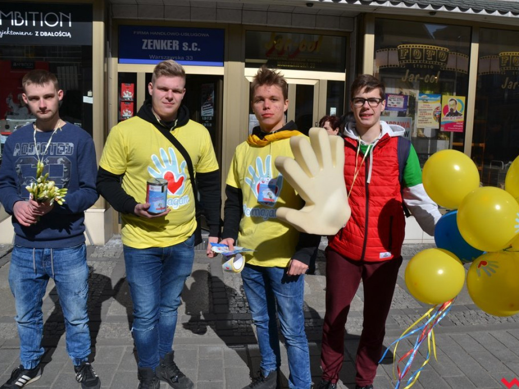 Kwiaty, balony i uśmiechy w zamian za datki na hospicjum