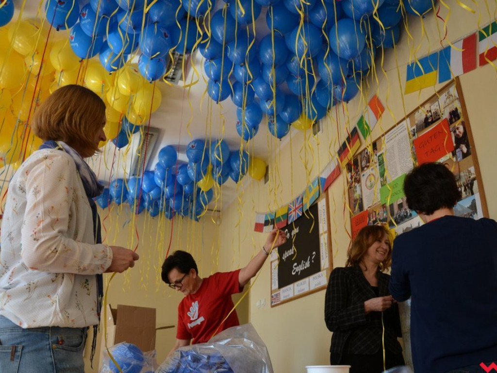 Kwiaty, balony i uśmiechy w zamian za datki na hospicjum