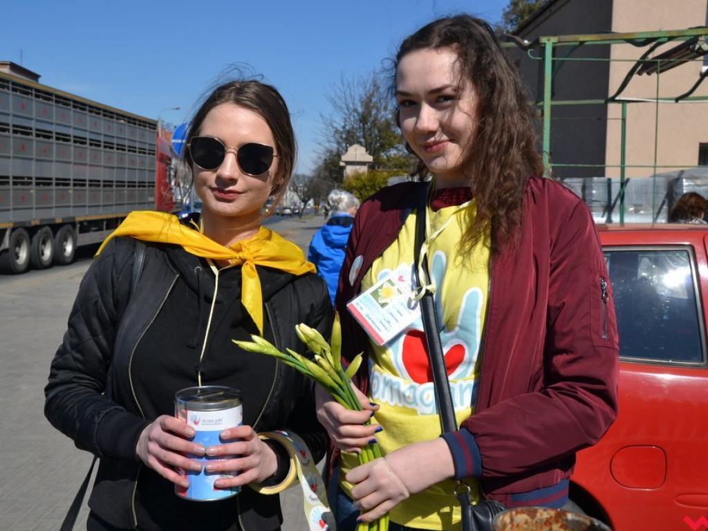 Kwiaty, balony i uśmiechy w zamian za datki na hospicjum