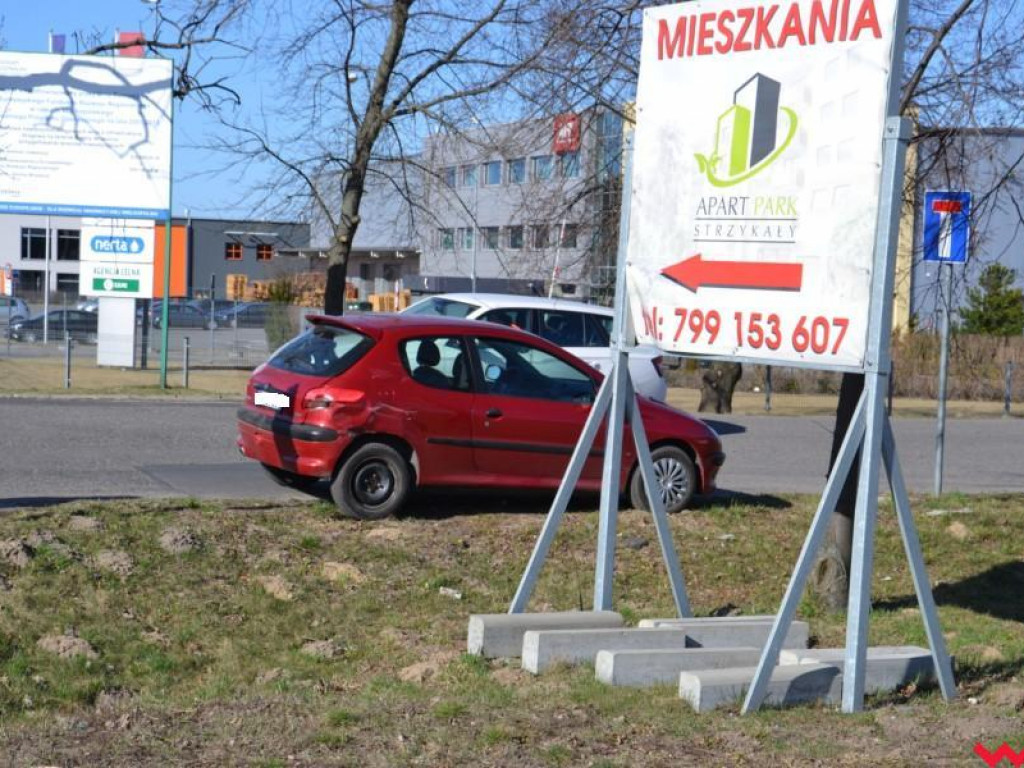 Peugeot zderzył się z motocyklem. Sprawca wypadku ukarany mandatem