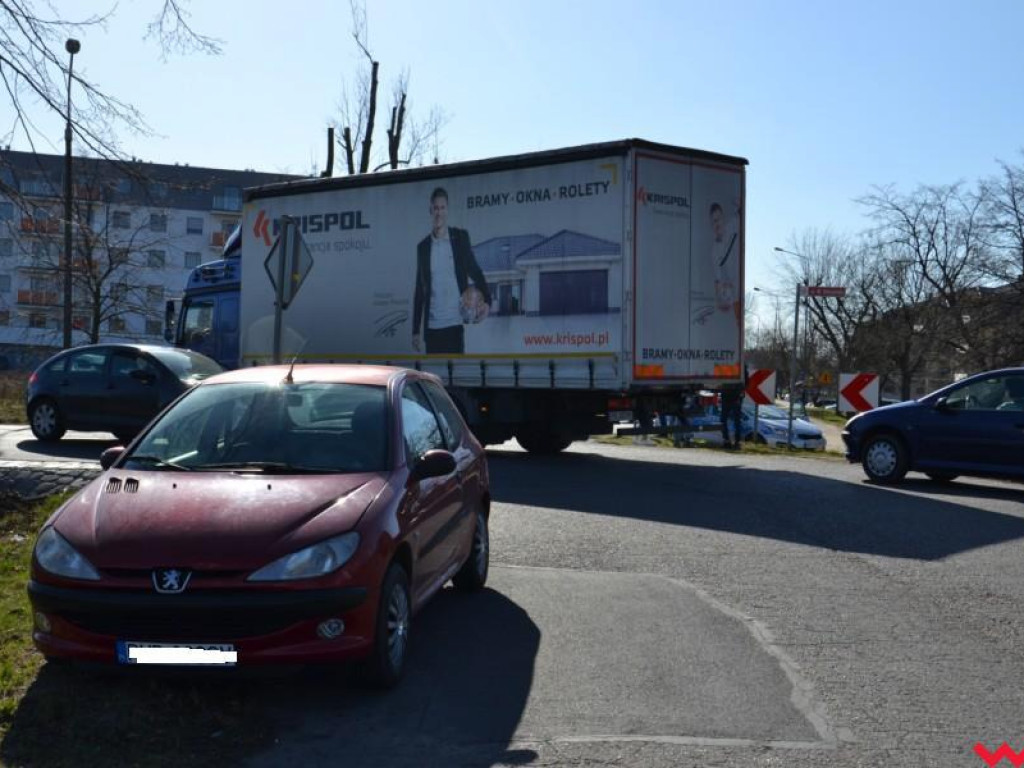 Peugeot zderzył się z motocyklem. Sprawca wypadku ukarany mandatem